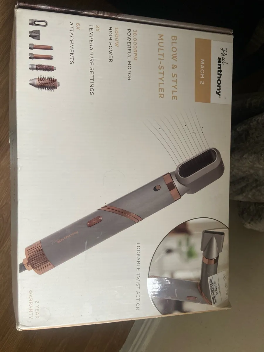 Hair dryer styler with 6 attachments - Image 1