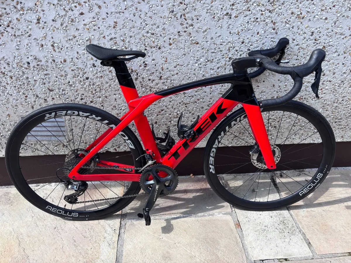 Trek Madone SL6 Carbon Road Bike - Image 1