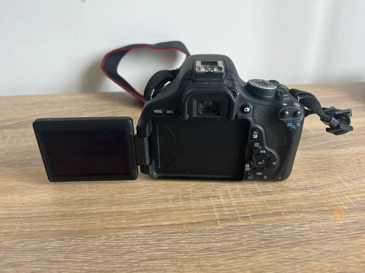 Canon EOS 600D Camera with lenses. - Image 3