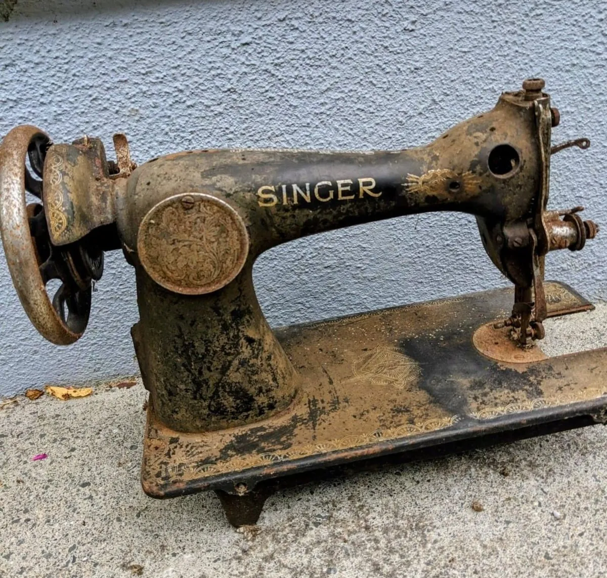 antique sewing machine - Image 3
