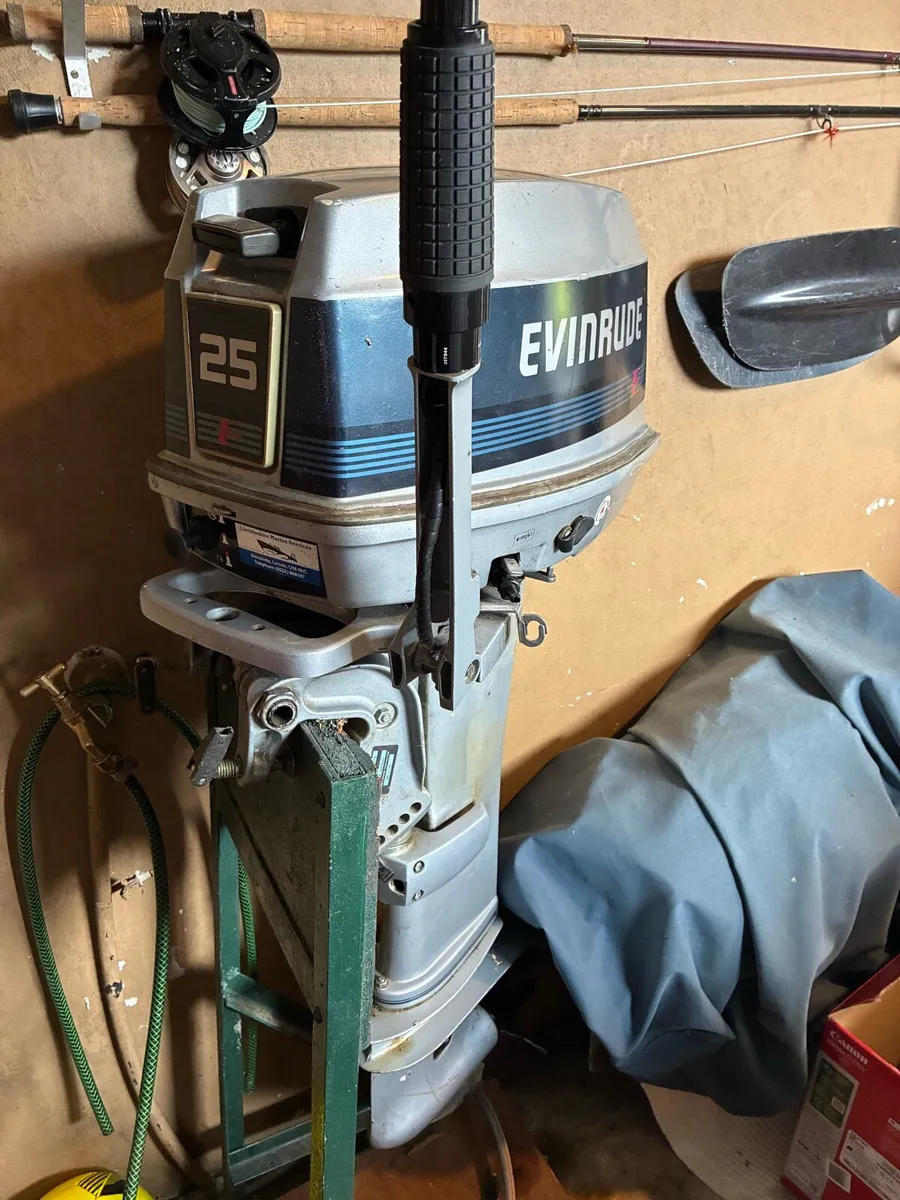 25HP 2 stroke Evinrude outboard motor - Image 2