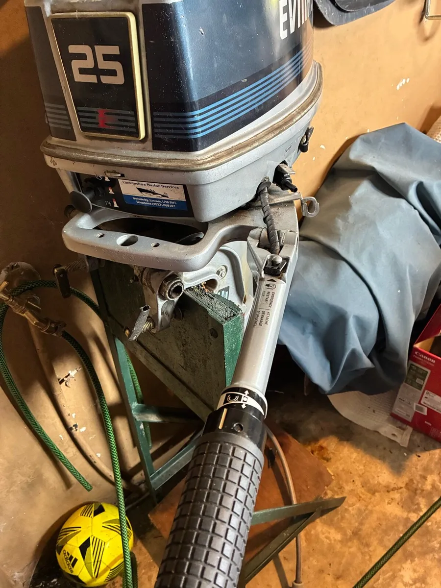 25HP 2 stroke Evinrude outboard motor - Image 4