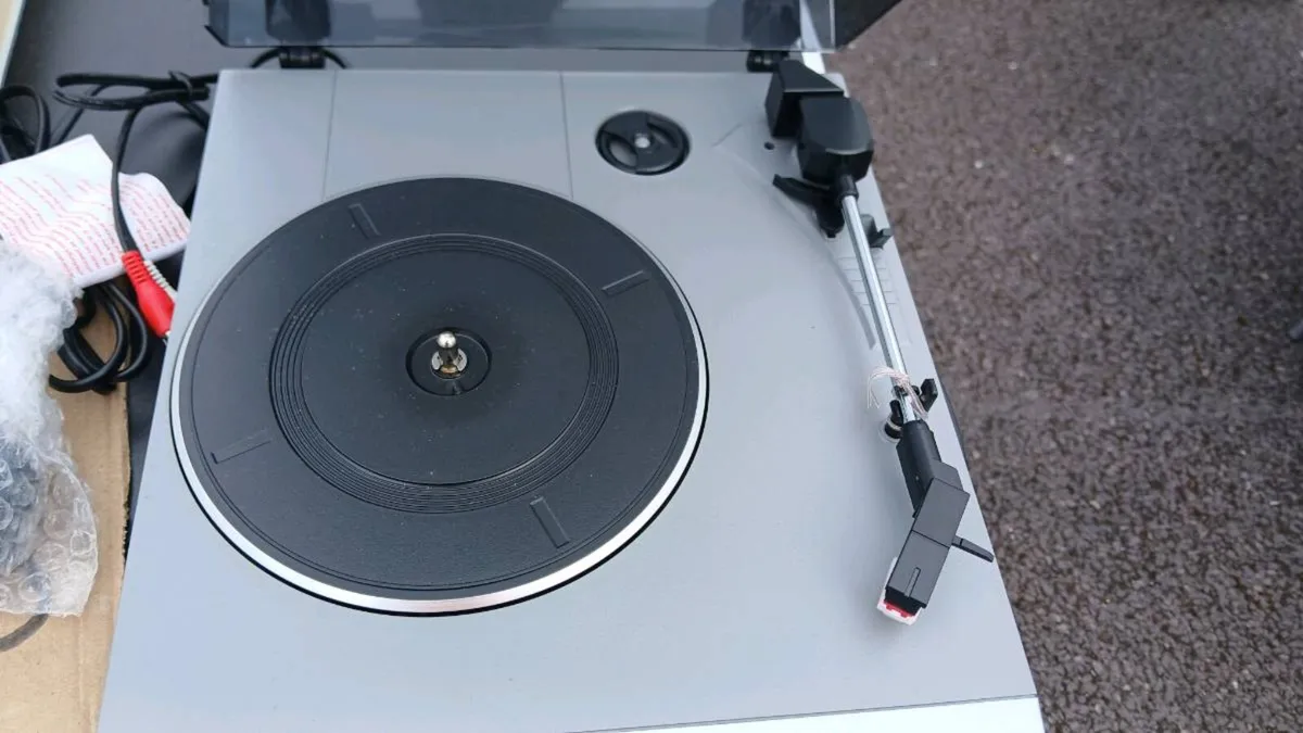 Record Player - Image 2