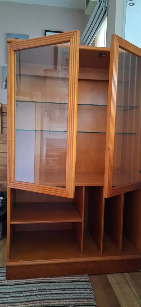 Mid-century cherrywood display cabinet - Image 3