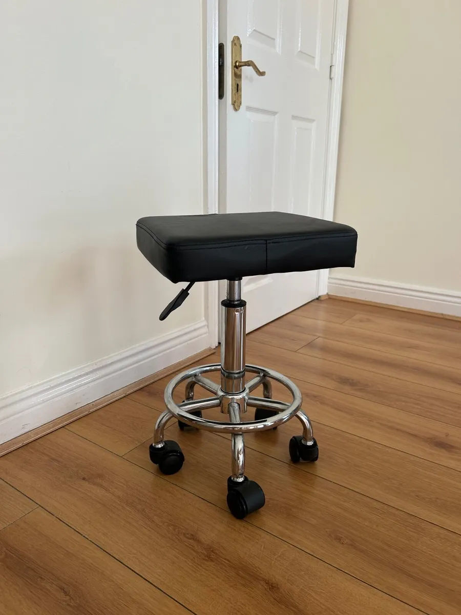 Salon stool - Image 1