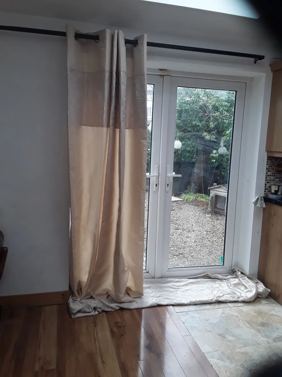 Lovely brand new Isle of drapes still in the wrapp - Image 4