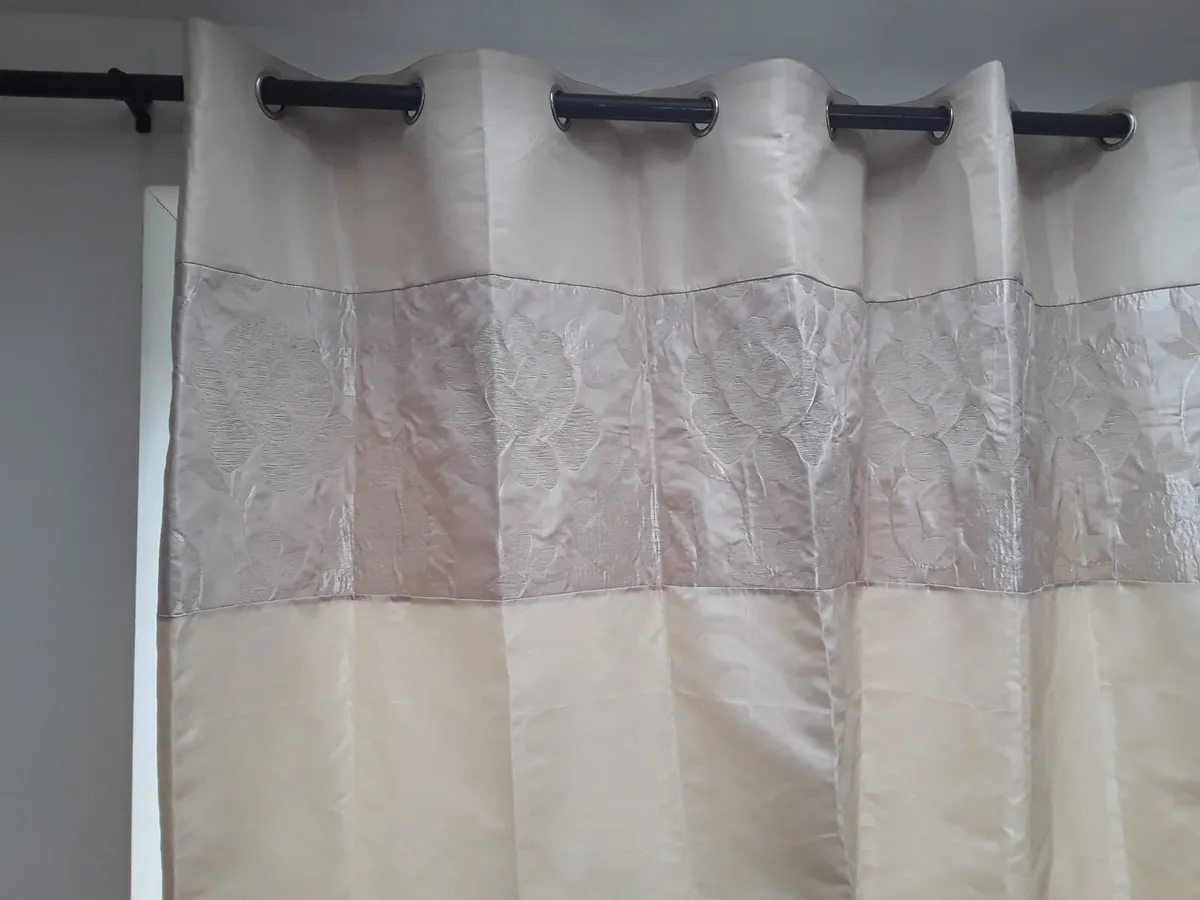 Lovely brand new Isle of drapes still in the wrapp - Image 3
