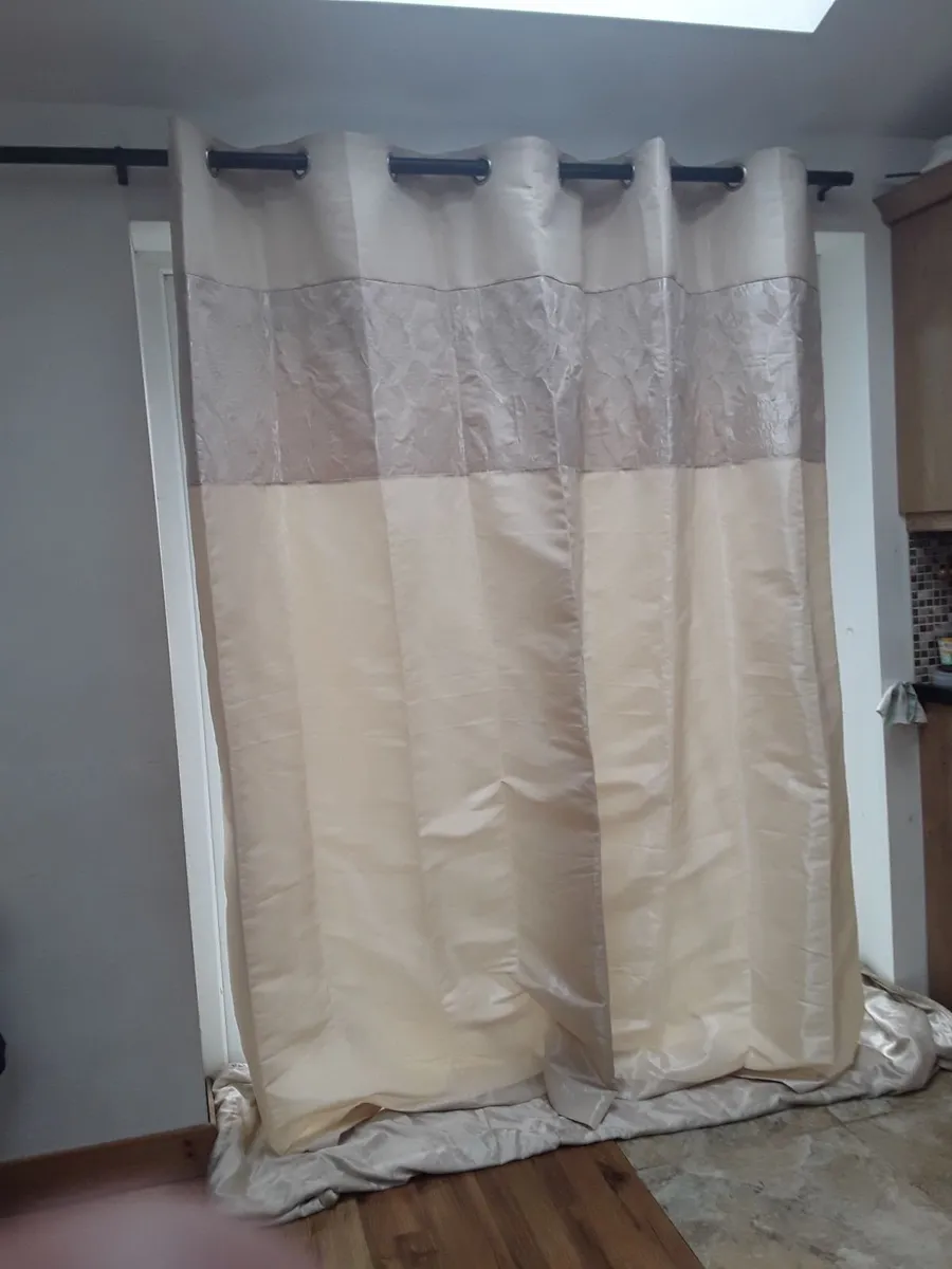 Lovely brand new Isle of drapes still in the wrapp - Image 1