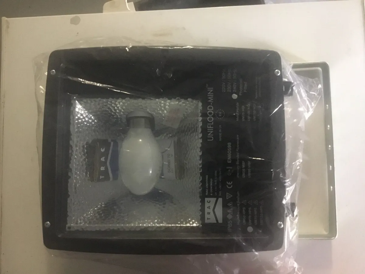 Outdoor Flood Light 70 w , IP 65 , NEW ( unboxed) - Image 1