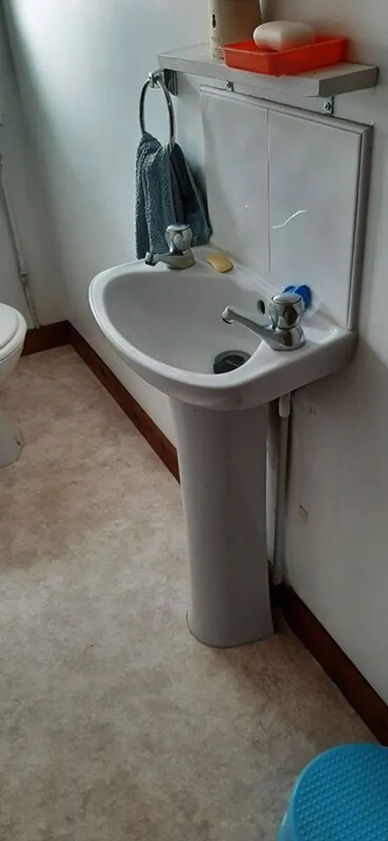 Bathroom sinks and accessories - Image 1