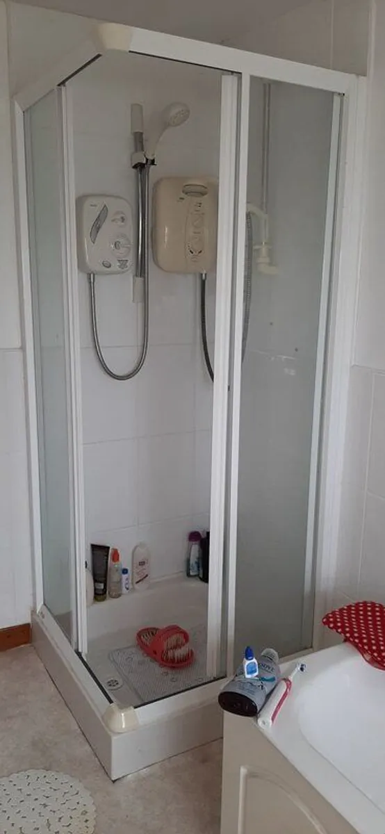 Bathroom sinks and accessories - Image 2