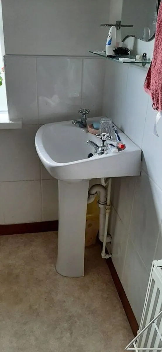 Bathroom sinks and accessories - Image 3