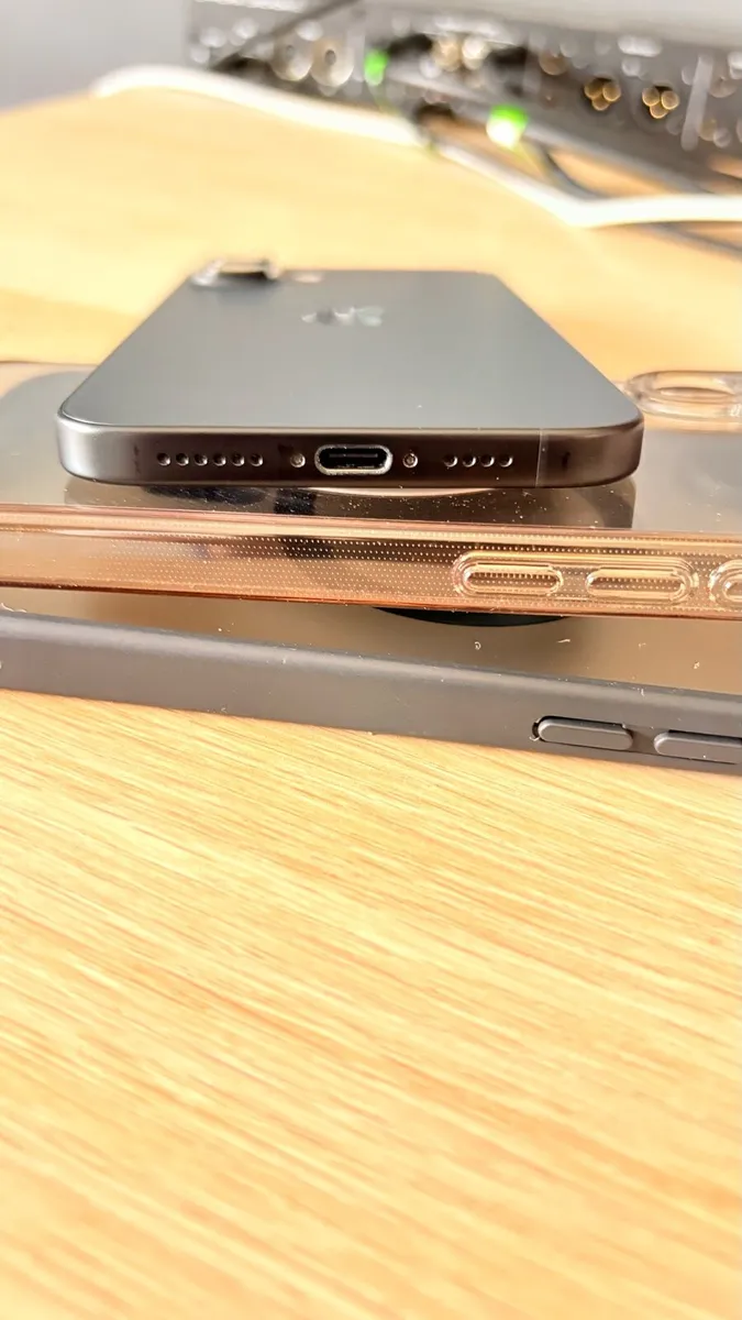 Apple iPhone 16 Plus (128GB) Black - Image 4