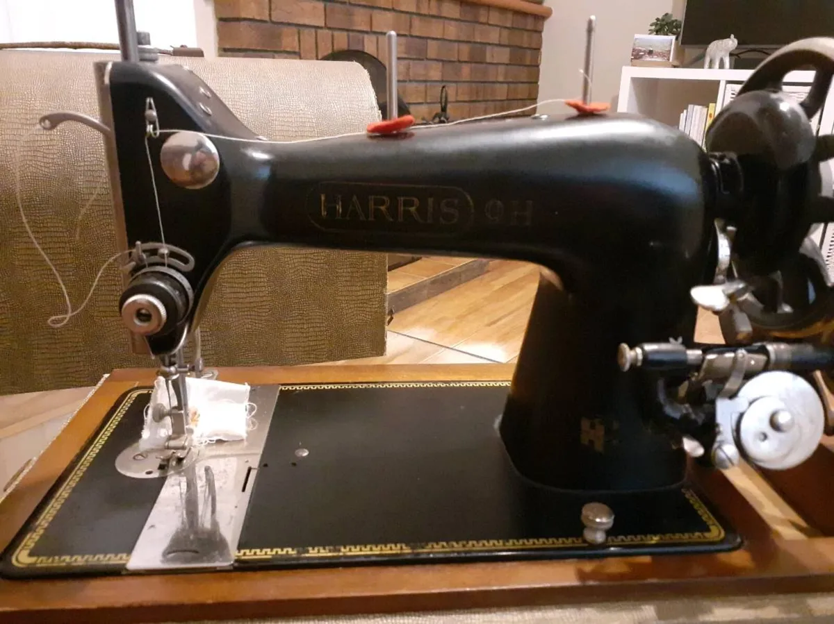Sewing machine (vintage) for sale - Image 1