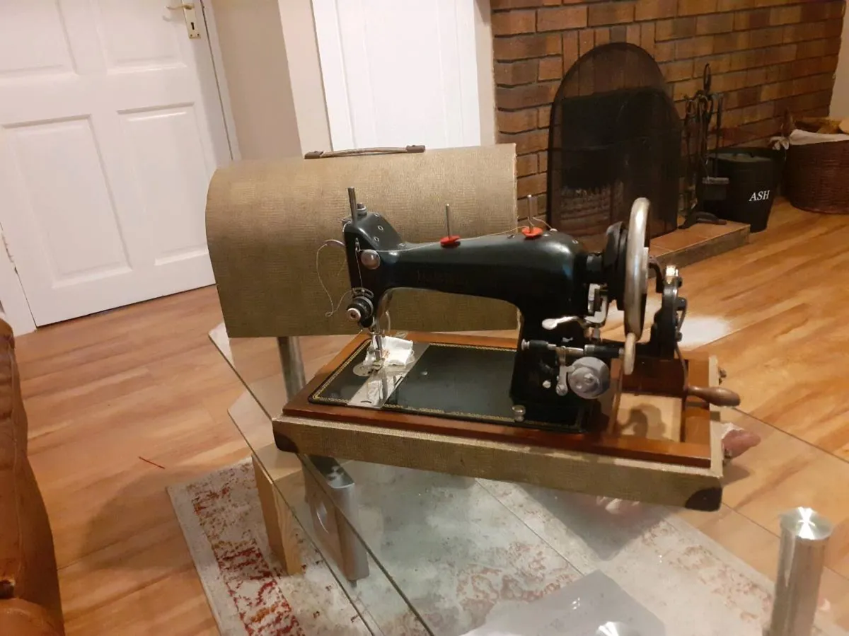 Sewing machine (vintage) for sale - Image 3