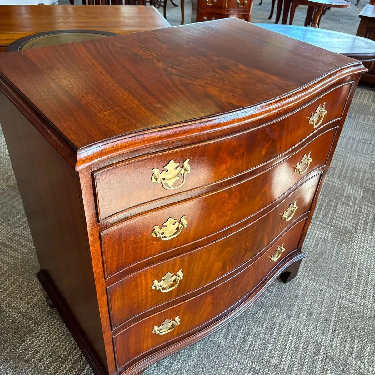 Vintage mahogany flamed serpentine chest of four d - Image 2