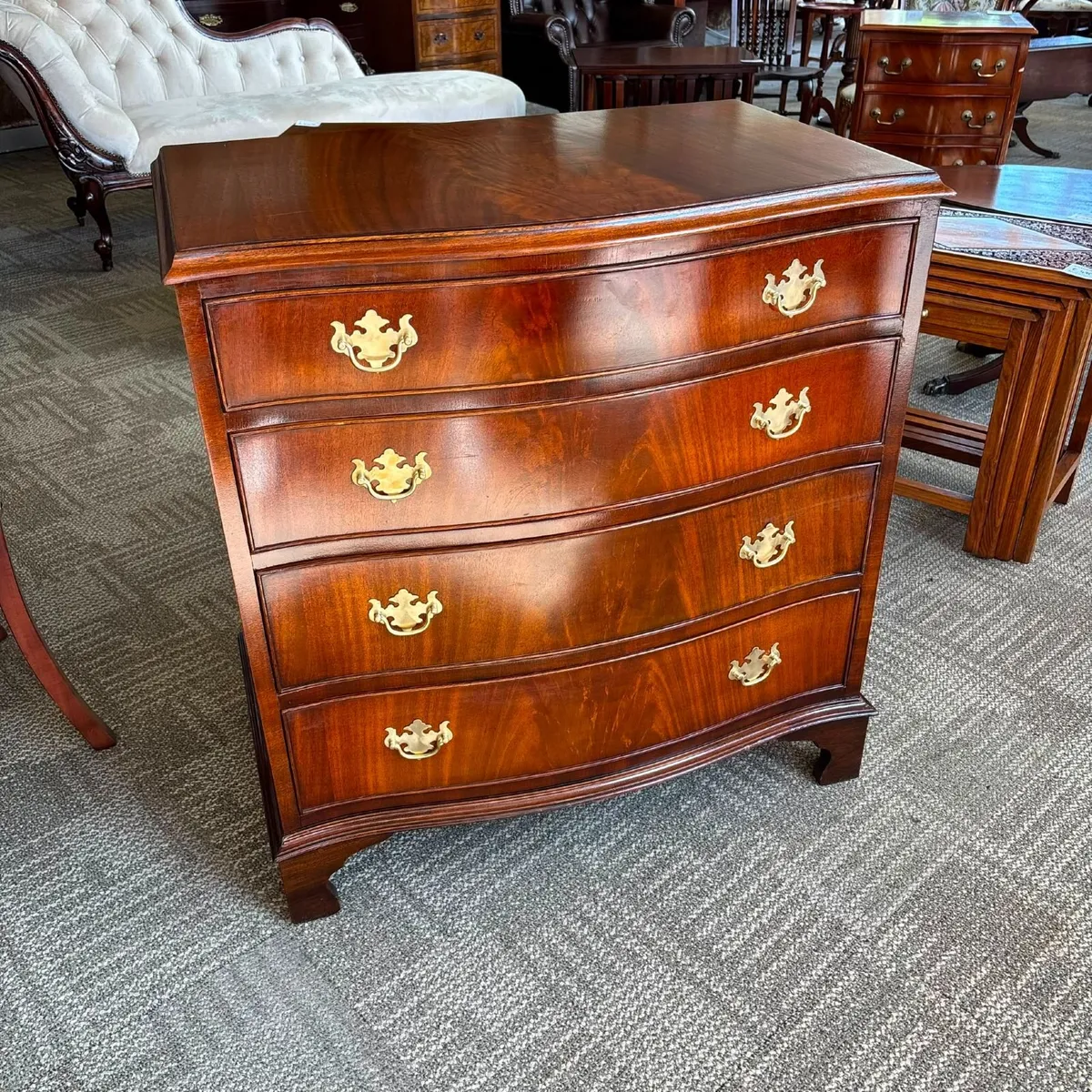 Vintage mahogany flamed serpentine chest of four d - Image 1