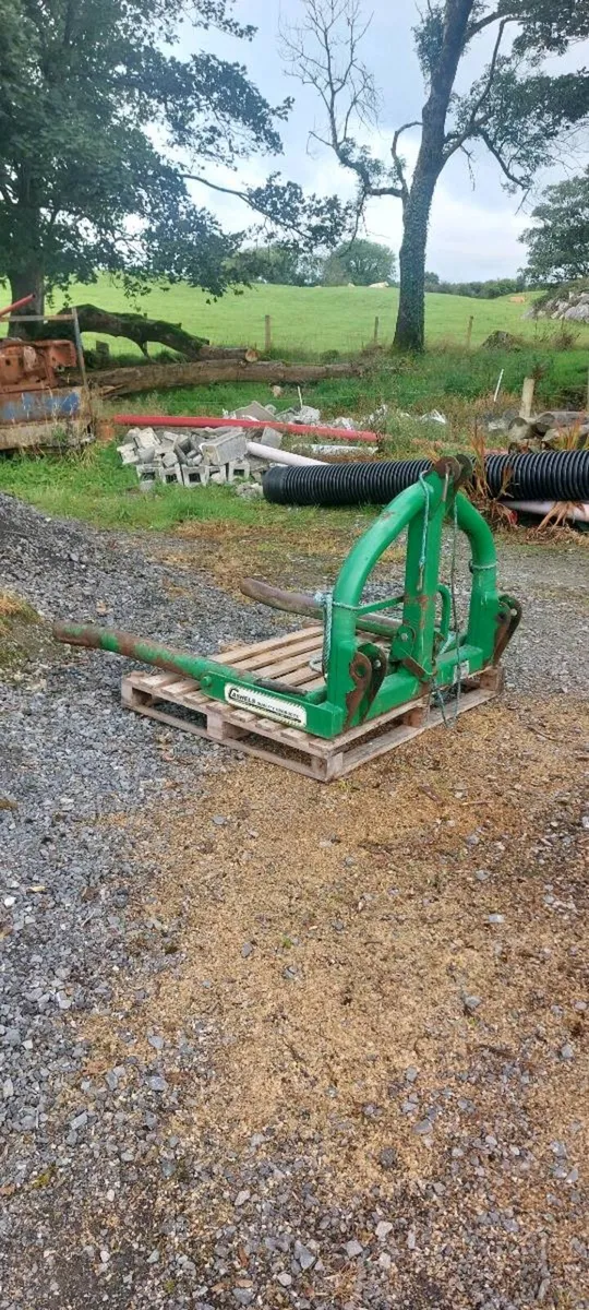 Bale lifter - Image 1