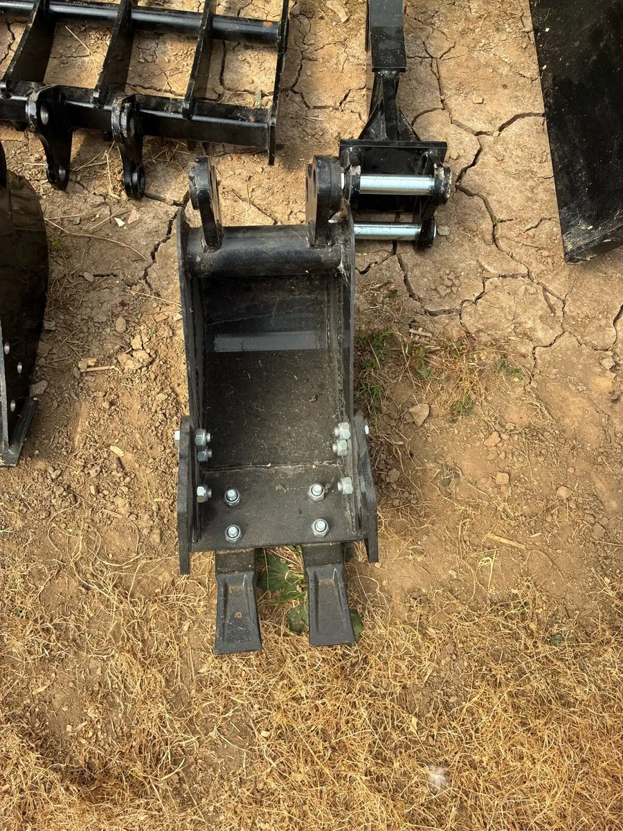 Buckets and Augers for mini digger - Image 1