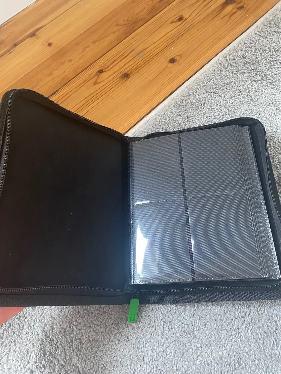 Vault x 4 pocket binder - Image 2
