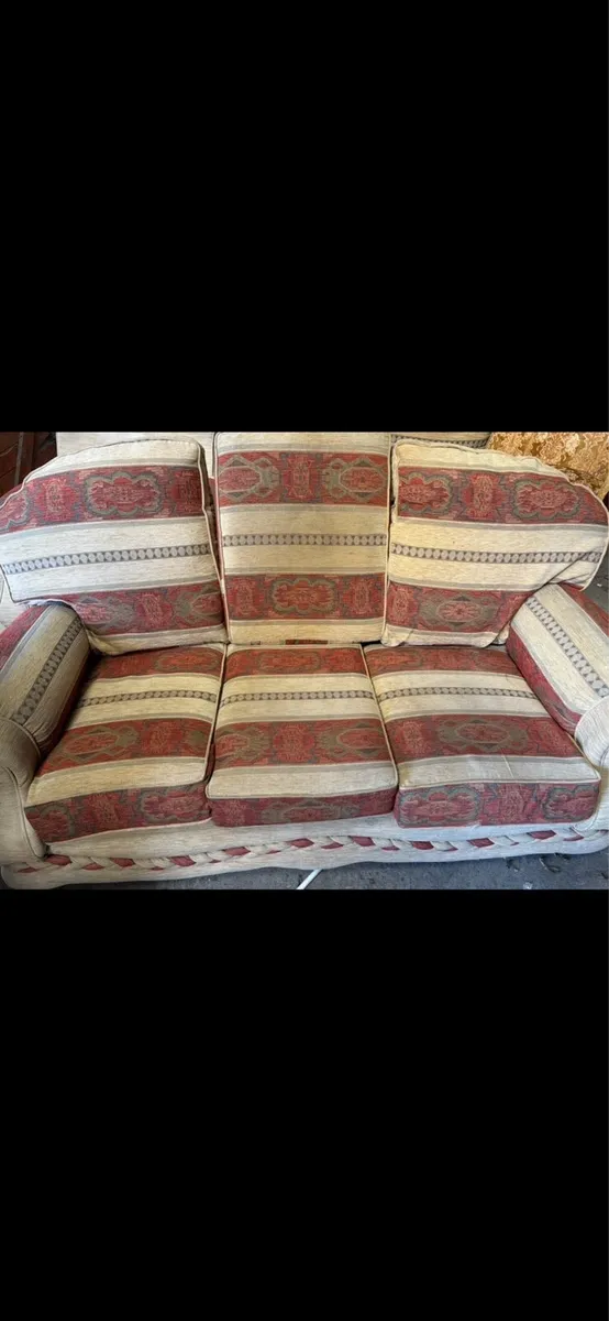 3 seater couch and 2 armchairs - Image 4