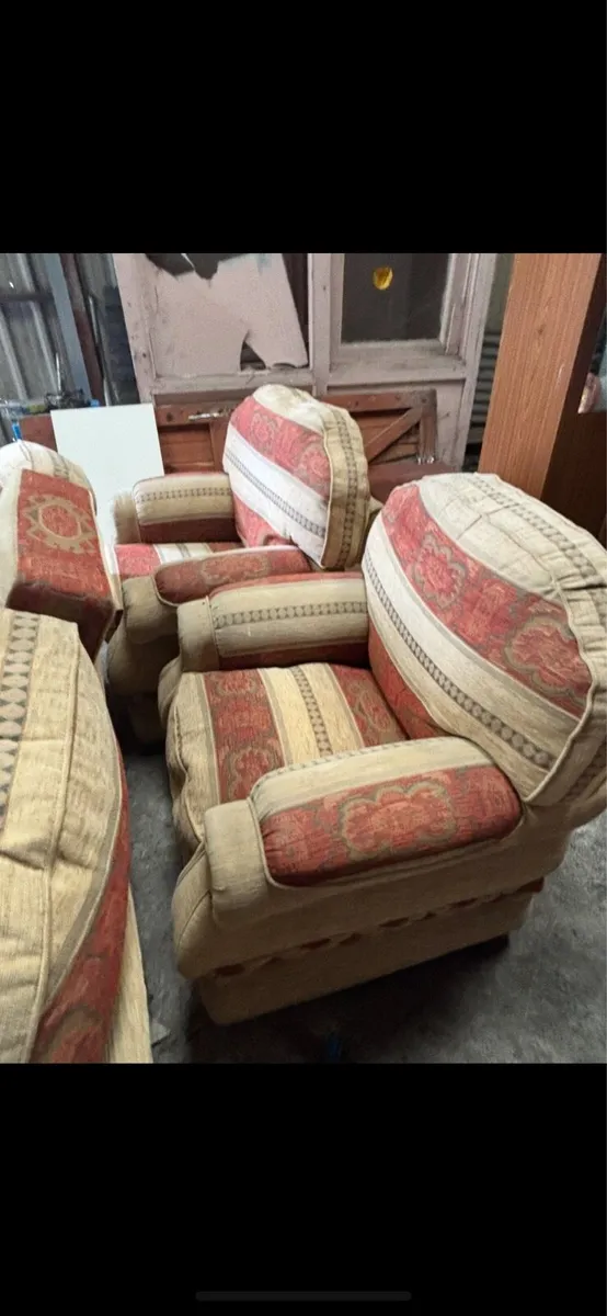 3 seater couch and 2 armchairs - Image 1