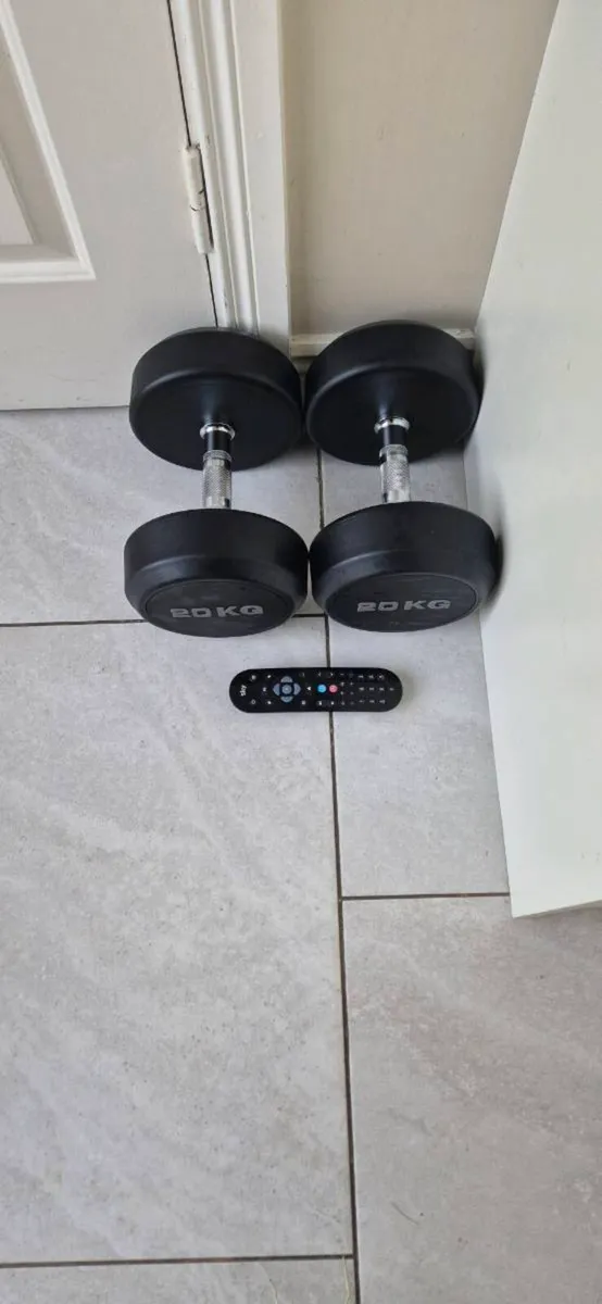 Brand new 2x20 kilo rubber coated dumbbells - Image 1