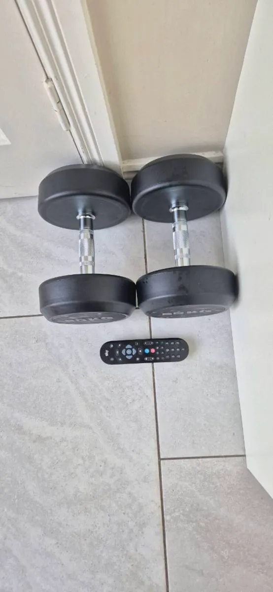 Brand new 2x20 kilo rubber coated dumbbells - Image 2