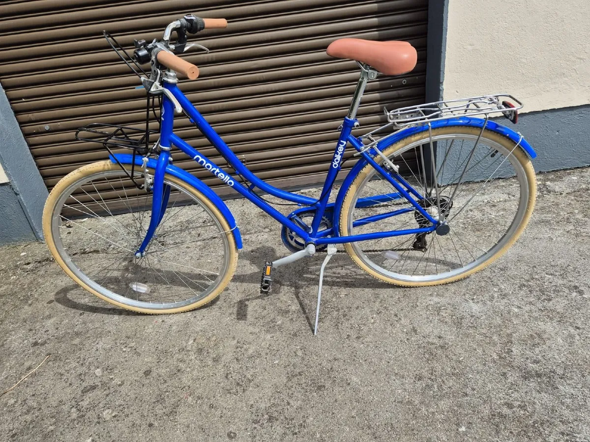 Ladies bike like new barely used - Image 1