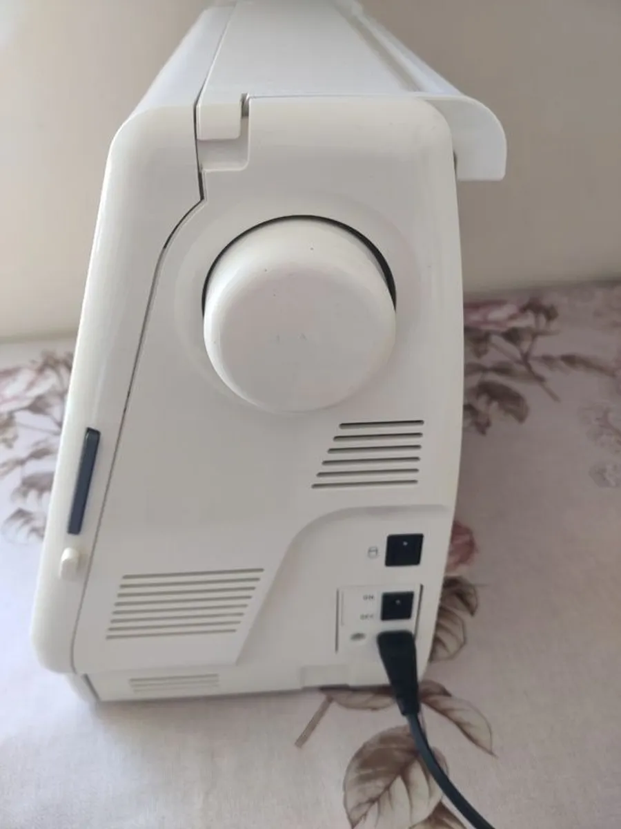 Elna Envision CE20 memory craft sewing machine - Image 4