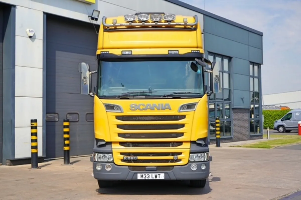 2017 SCANIA R520 6X2 TOP-LINE WITH REAR LIFT AXLE - Image 2
