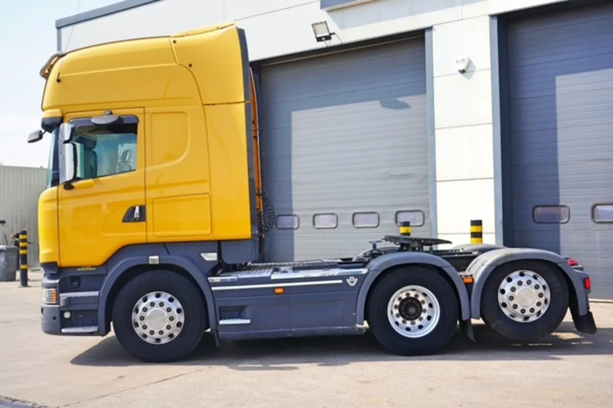 2017 SCANIA R520 6X2 TOP-LINE WITH REAR LIFT AXLE - Image 4