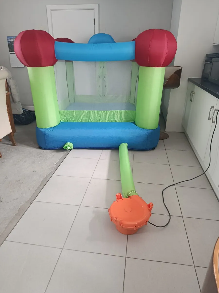 Children bouncing castle - Image 1