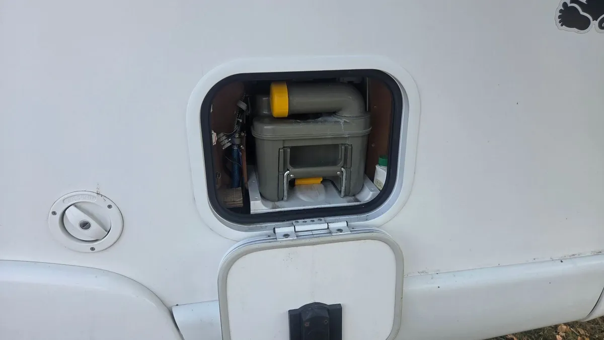 Rapido 9048DF 2007 camper - Image 3