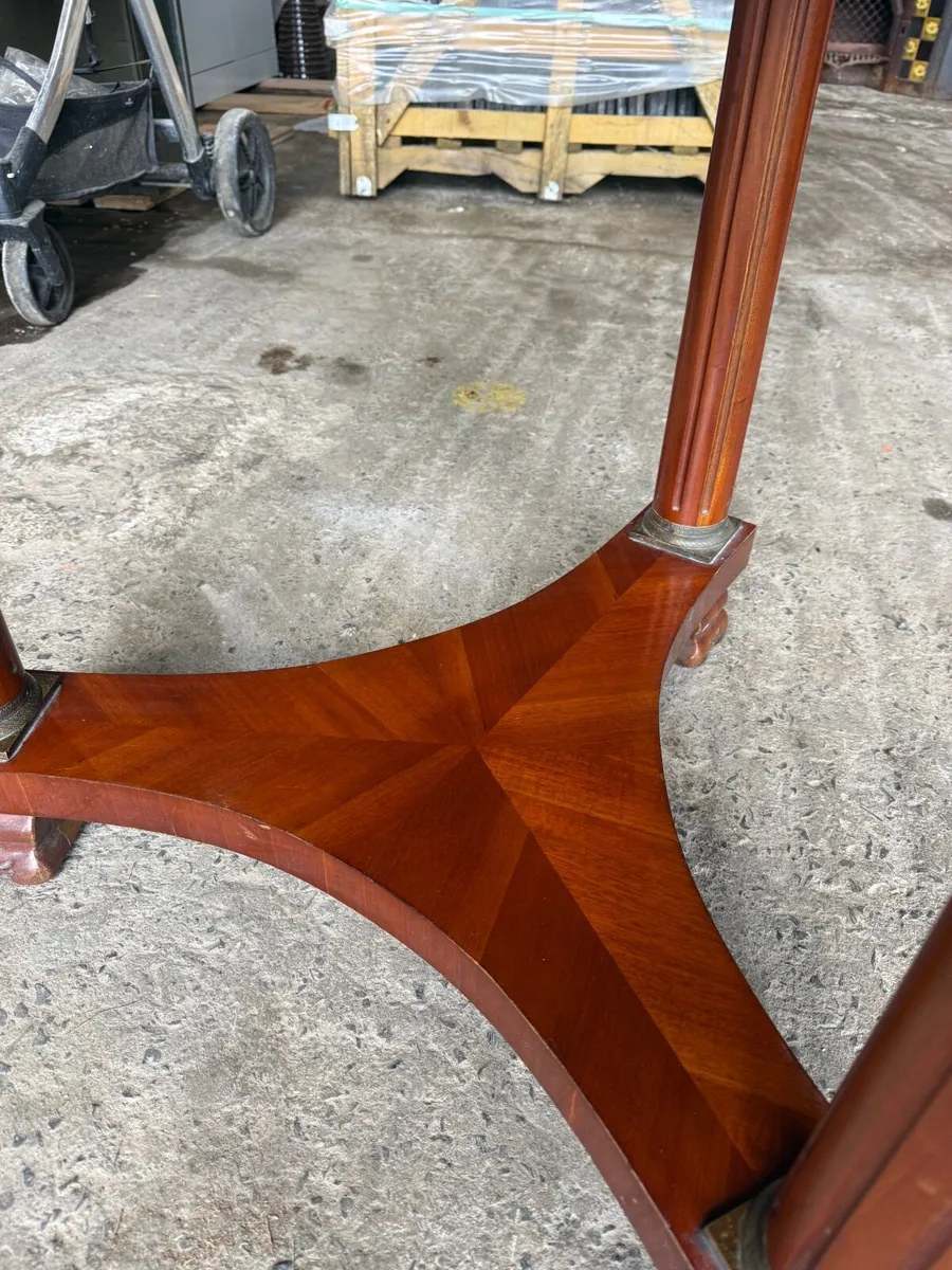 Mahogany and brass table - Image 4