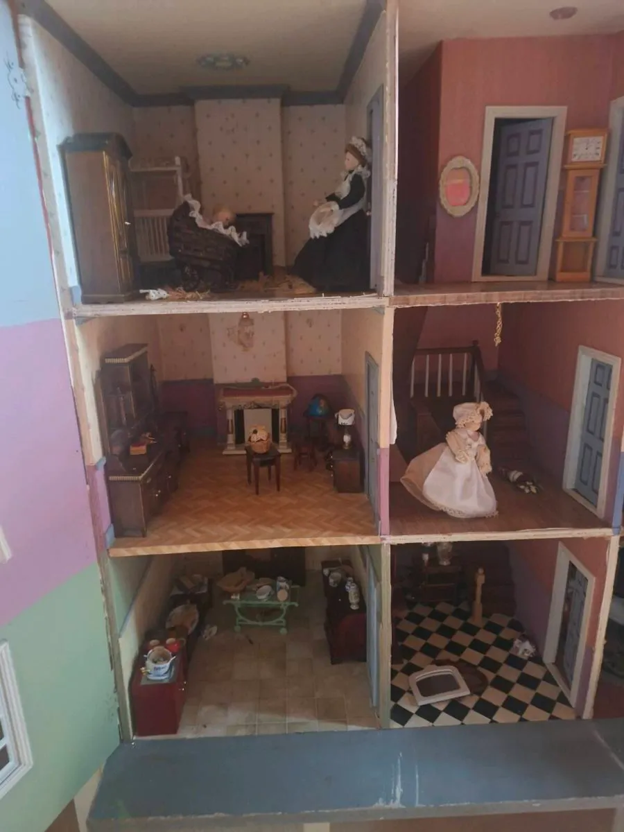 Vintage dolls house - Image 3