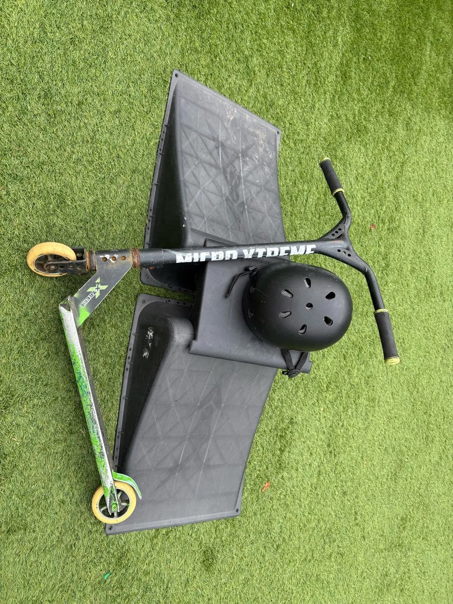 Micro stunt scooter with ramp & helmet - Image 1