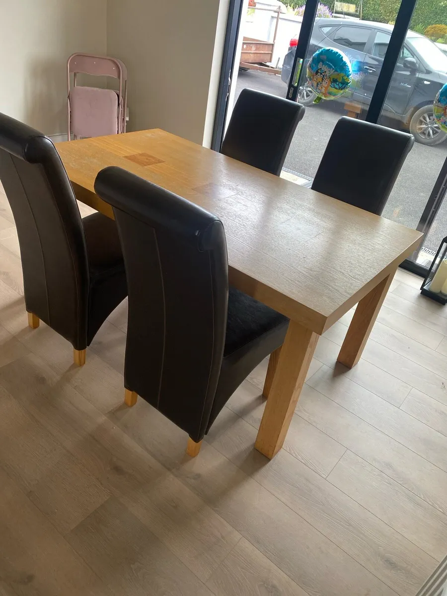 Table and chairs - Image 1