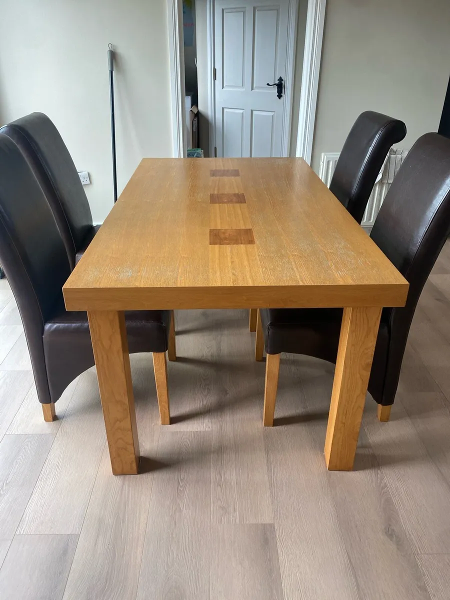 Table and chairs - Image 2