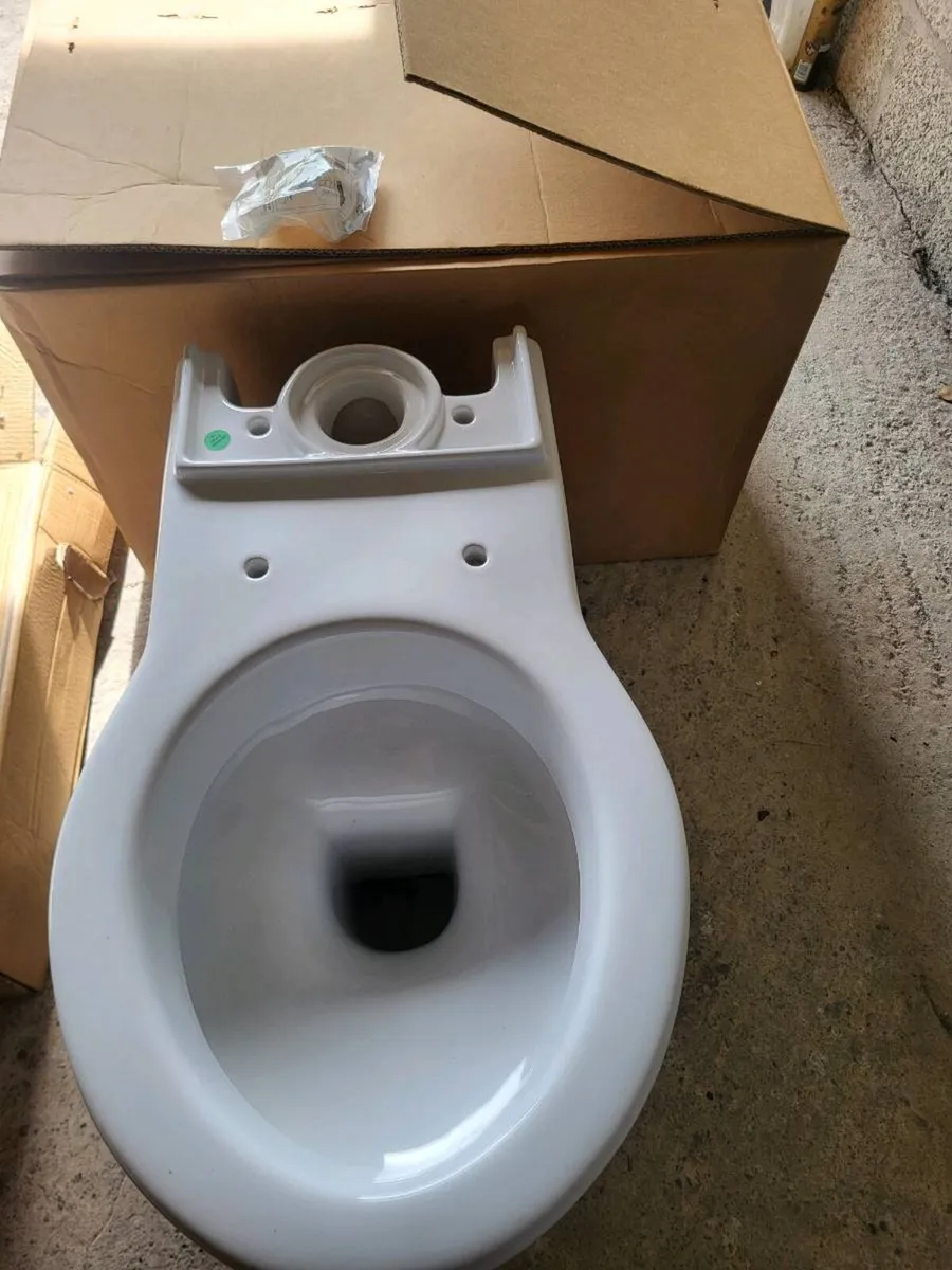 Bathroom Toiler - Image 3
