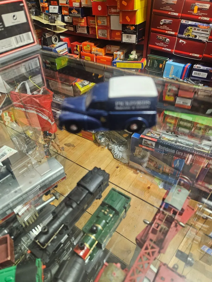 Corgi Pickfords Morris Minor Van - Image 1