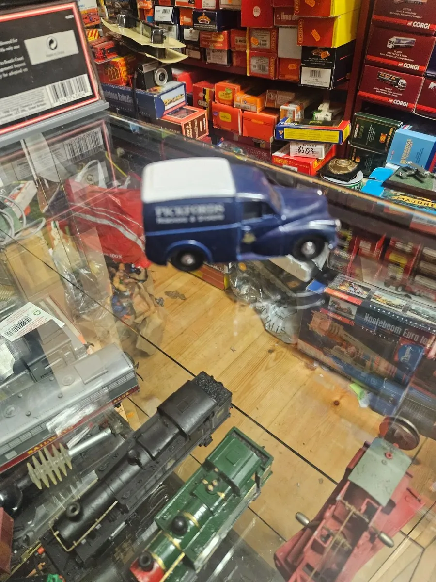 Corgi Pickfords Morris Minor Van - Image 2