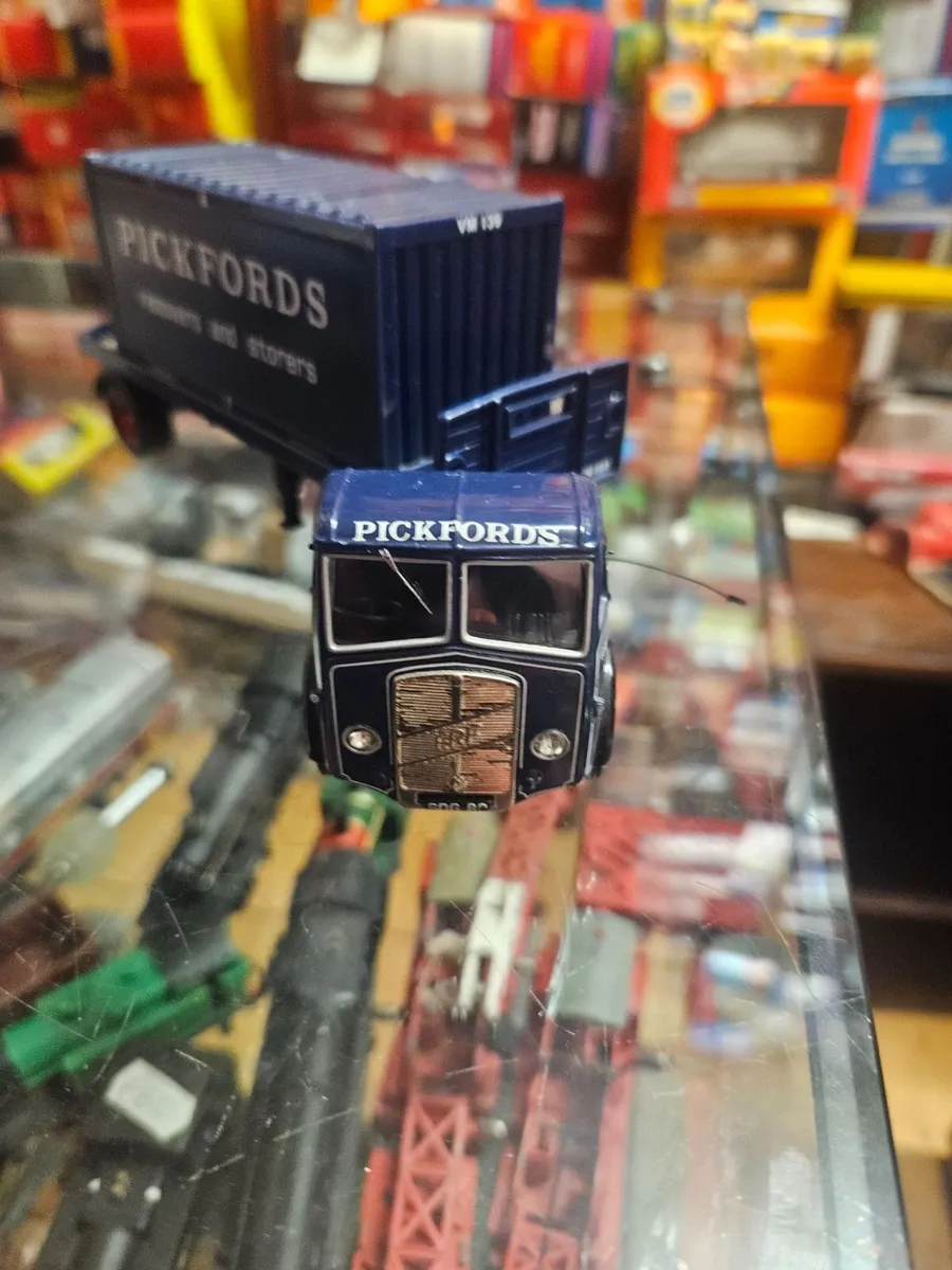 Corgi Pickfords Truck - Image 2