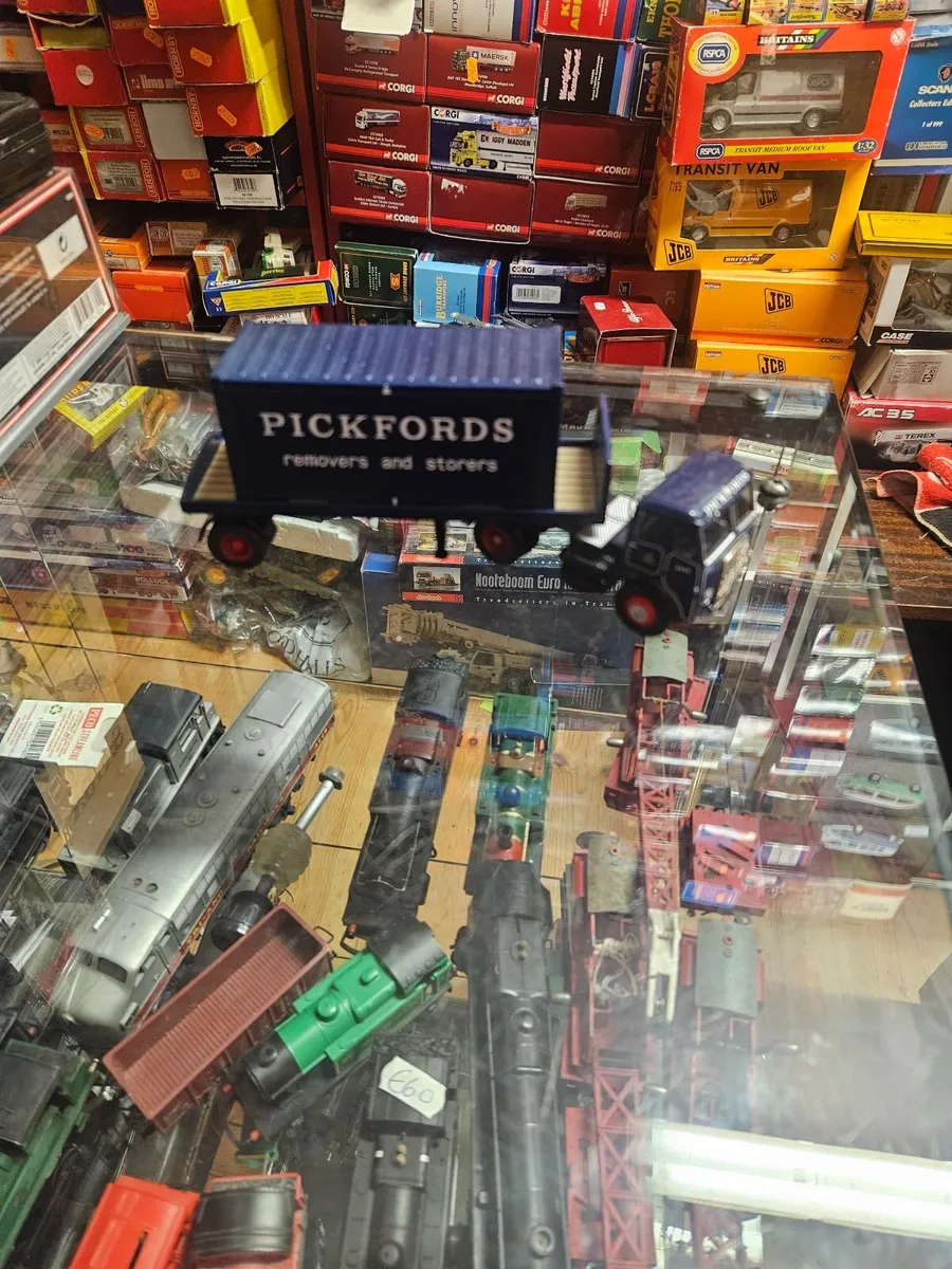 Corgi Pickfords Truck - Image 1