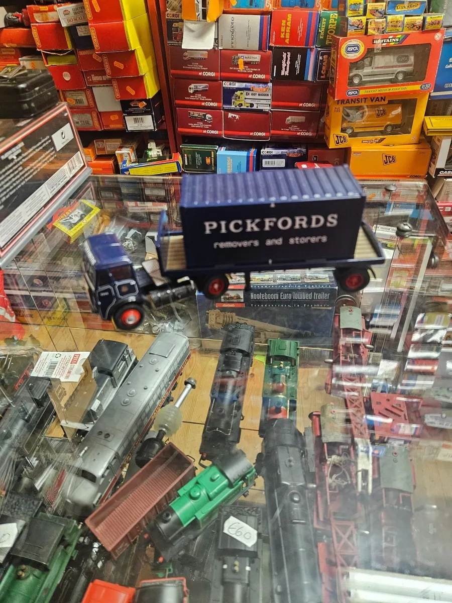 Corgi Pickfords Truck - Image 3