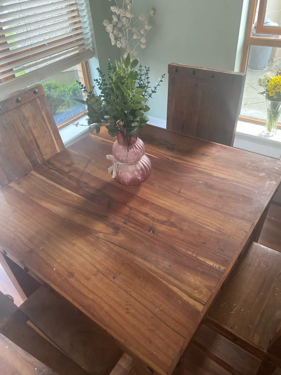 Table and chairs - Image 1