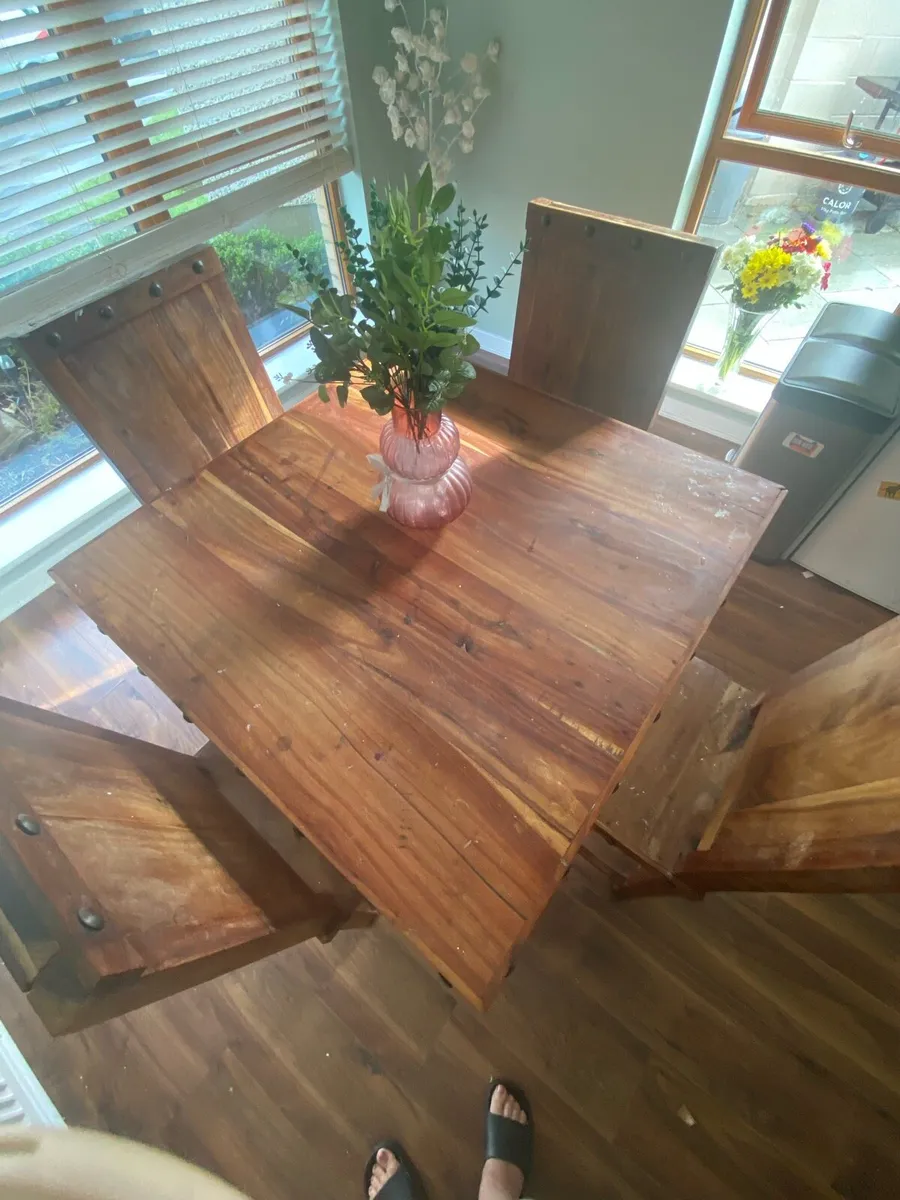 Table and chairs - Image 2