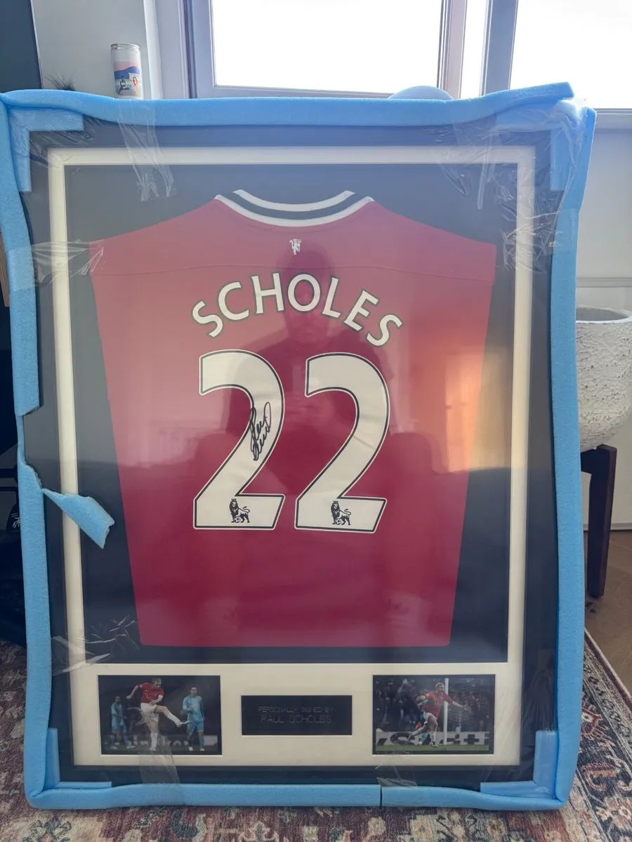 Paul Scholes signed framed Manchester United shirt - Image 1