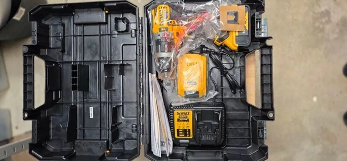 DeWALT DCD796P2 Cordless Drill - Image 2