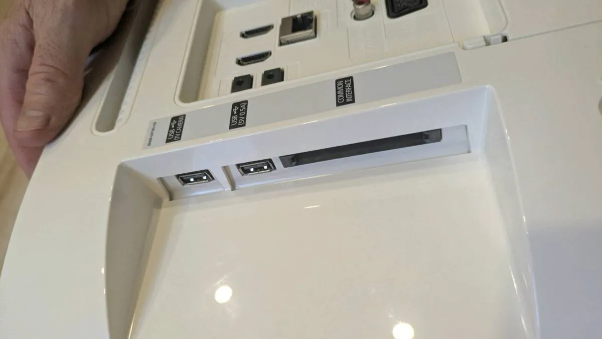 Samsung 22inch Smart LCD TV - Image 3